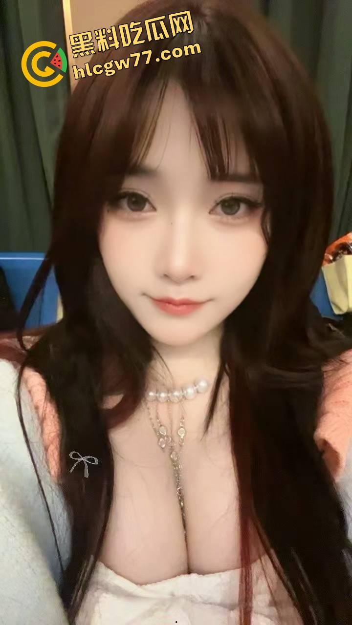 石家庄精神小妹【李亿亿】穿JK制服上门舔棒，含着鸡巴的样子贱得想让人一巴掌操她脸上！  第4张