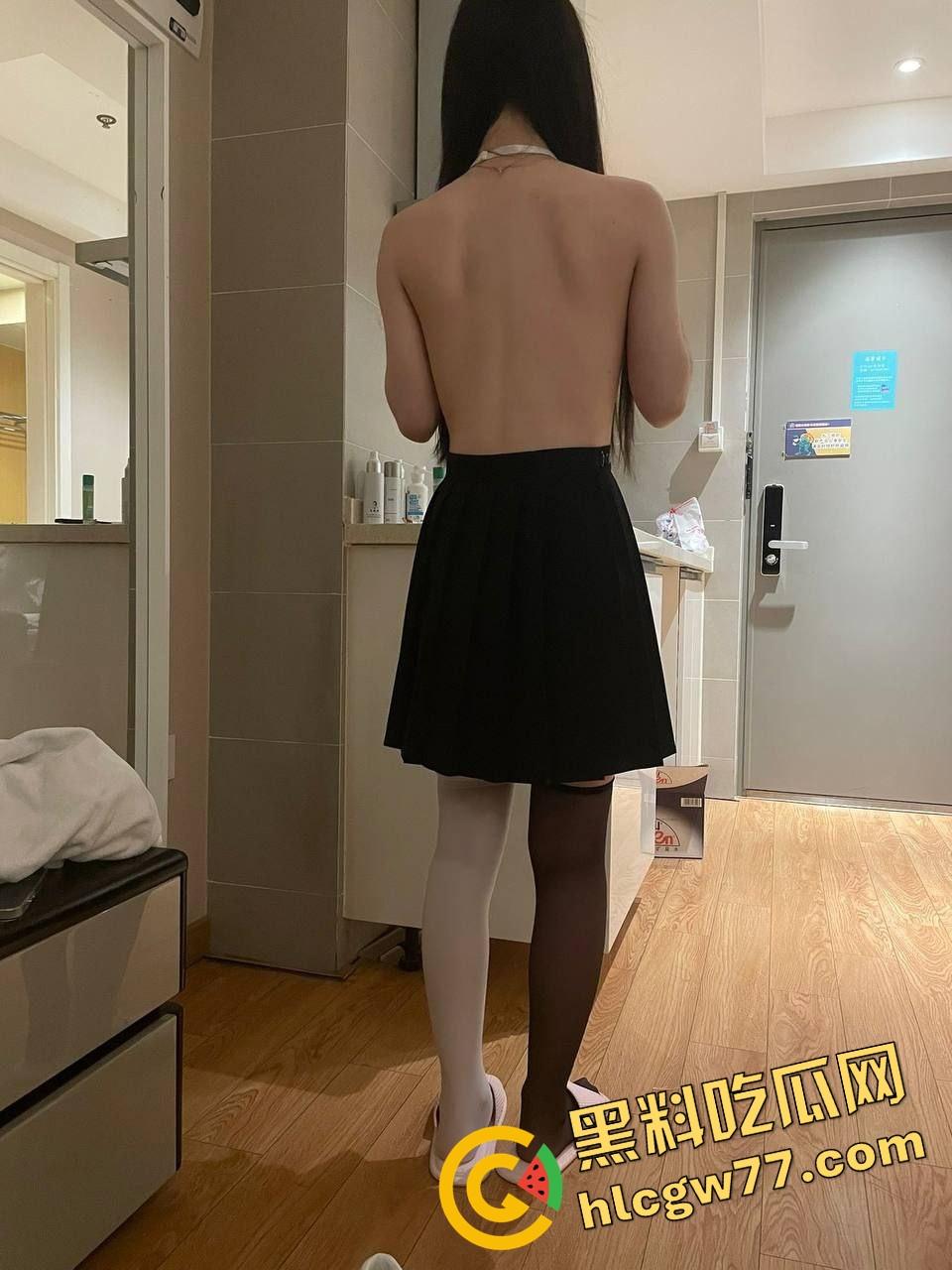 石家庄精神小妹【李亿亿】穿JK制服上门舔棒，含着鸡巴的样子贱得想让人一巴掌操她脸上！  第11张