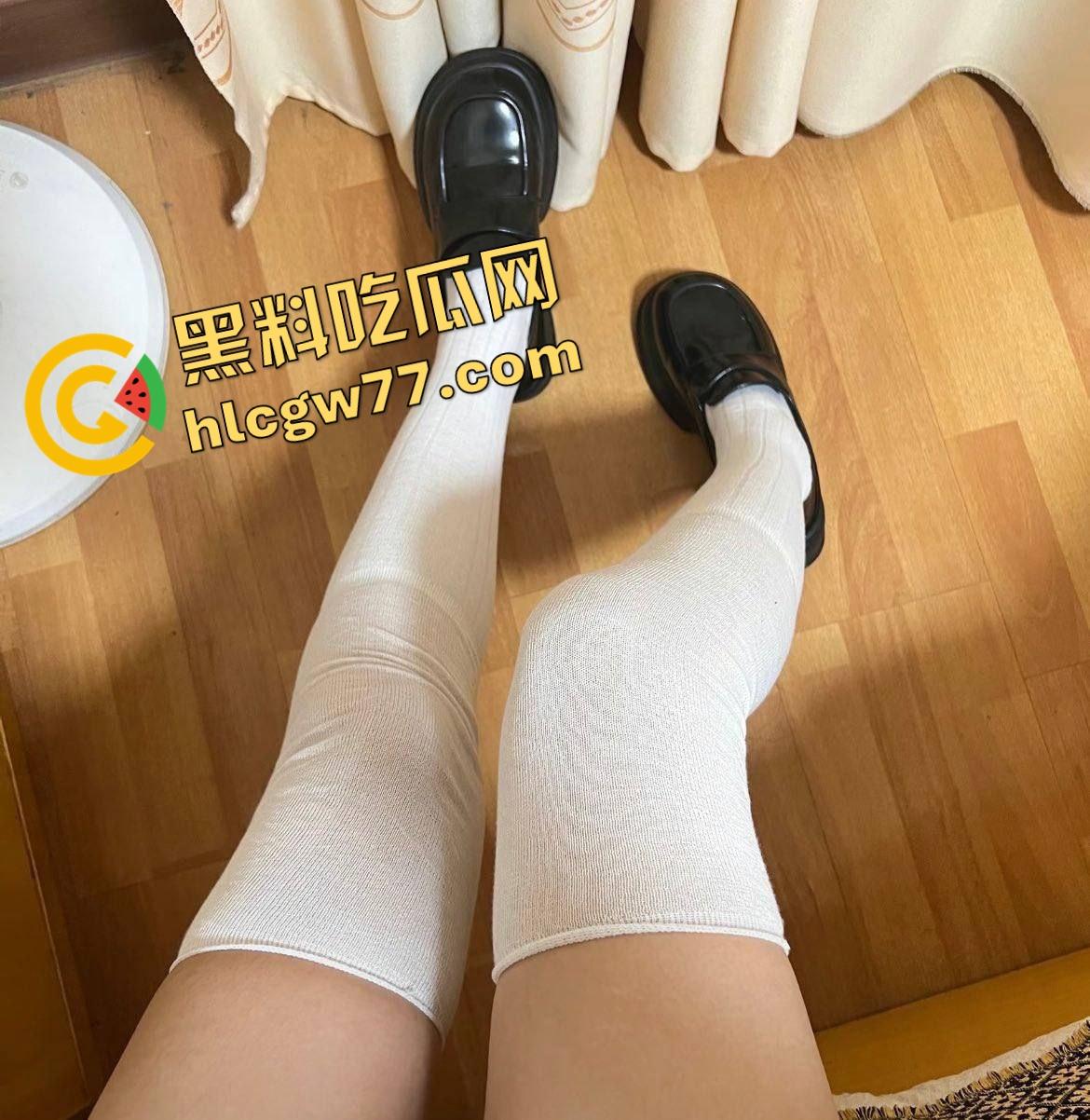 石家庄精神小妹【李亿亿】穿JK制服上门舔棒，含着鸡巴的样子贱得想让人一巴掌操她脸上！  第15张