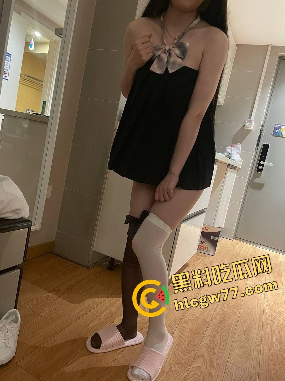 石家庄精神小妹【李亿亿】穿JK制服上门舔棒，含着鸡巴的样子贱得想让人一巴掌操她脸上！  第16张