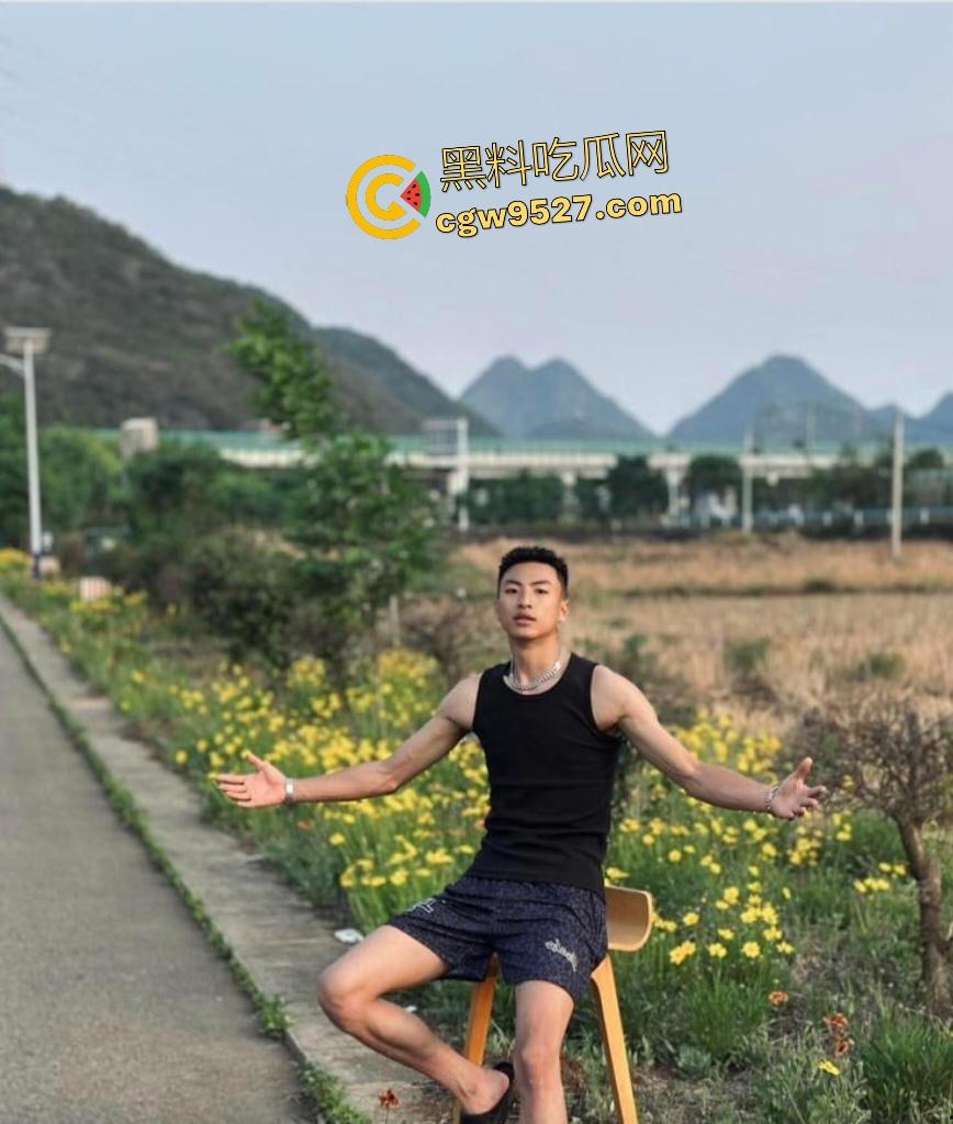 抖音【羞涩的潇】约炮女粉丝，床上干到卫生间，不愧是健身的，这么肥都干得动，拍照炫耀战利品！  第2张