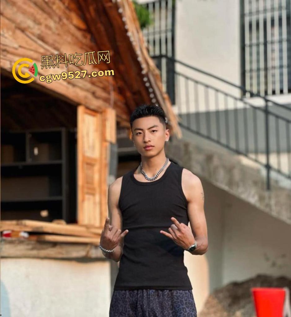 抖音【羞涩的潇】约炮女粉丝，床上干到卫生间，不愧是健身的，这么肥都干得动，拍照炫耀战利品！  第3张