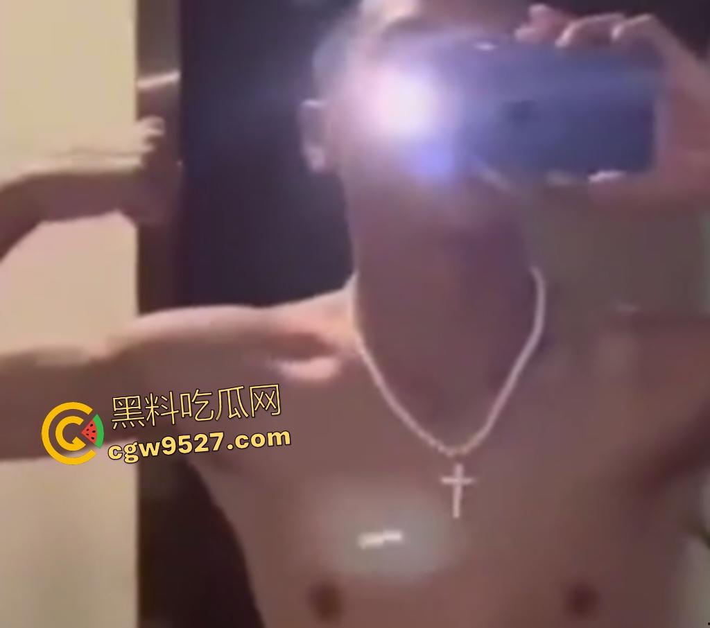 抖音【羞涩的潇】约炮女粉丝，床上干到卫生间，不愧是健身的，这么肥都干得动，拍照炫耀战利品！  第8张