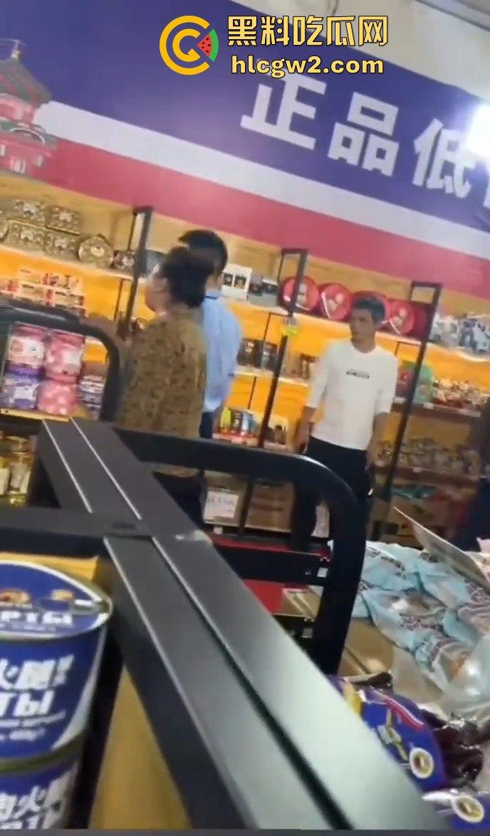 福建展会打假博主直接被商户群殴！摄影师惨成出气筒，头破血流真就惹了谁都不好过！  第2张