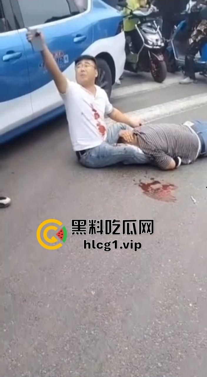 太原街头血腥一幕！男子酒驾撞车后持砖暴打司机，周围群众冷眼旁观吃瓜！  第3张