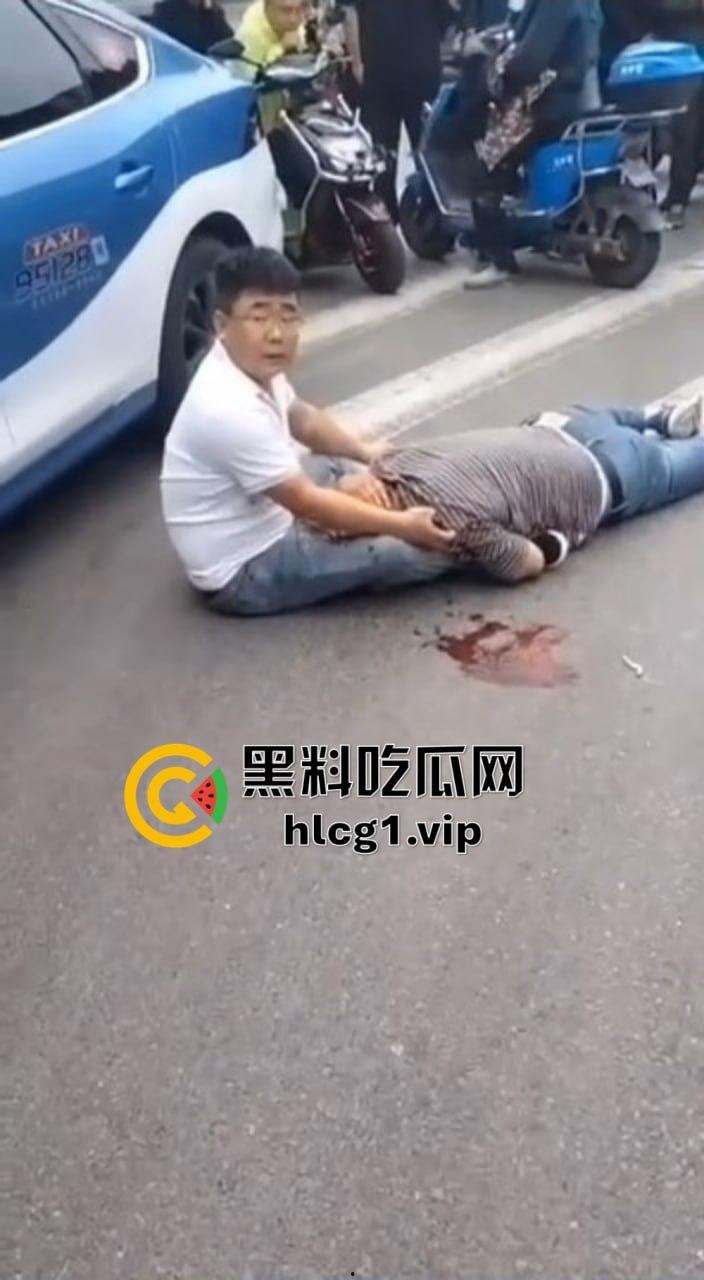 太原街头血腥一幕！男子酒驾撞车后持砖暴打司机，周围群众冷眼旁观吃瓜！  第4张
