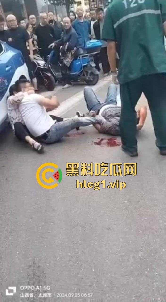 太原街头血腥一幕！男子酒驾撞车后持砖暴打司机，周围群众冷眼旁观吃瓜！  第7张