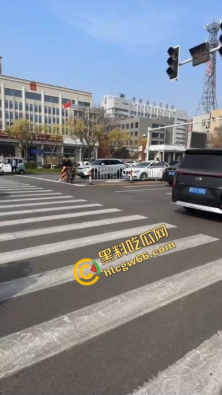 邢台市上演砸车大戏，原配将车辆逼停后砸烂车窗，小三躲在车里瑟瑟发抖不敢出来！  第2张