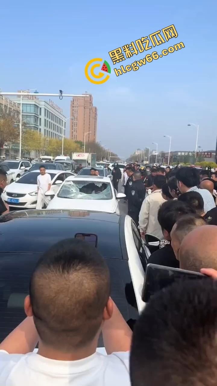 邢台市上演砸车大戏，原配将车辆逼停后砸烂车窗，小三躲在车里瑟瑟发抖不敢出来！  第6张