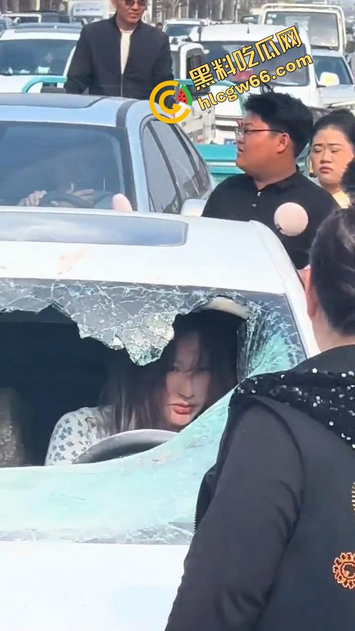邢台市上演砸车大戏，原配将车辆逼停后砸烂车窗，小三躲在车里瑟瑟发抖不敢出来！  第8张
