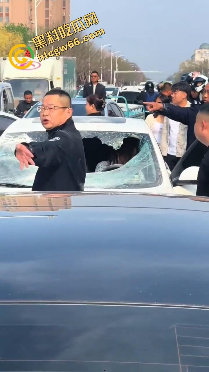 邢台市上演砸车大戏，原配将车辆逼停后砸烂车窗，小三躲在车里瑟瑟发抖不敢出来！  第9张