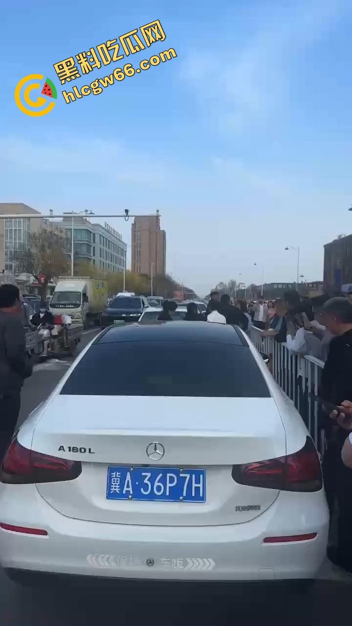 邢台市上演砸车大戏，原配将车辆逼停后砸烂车窗，小三躲在车里瑟瑟发抖不敢出来！  第10张