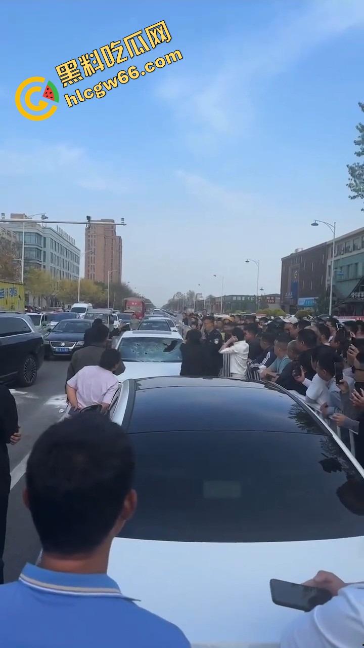 邢台市上演砸车大戏，原配将车辆逼停后砸烂车窗，小三躲在车里瑟瑟发抖不敢出来！  第11张