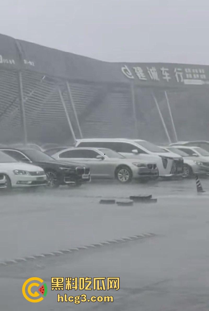 一觉醒来 天都塌了！宜宾市上江北二手车市场垮塌！精品车成了事故车！  第2张