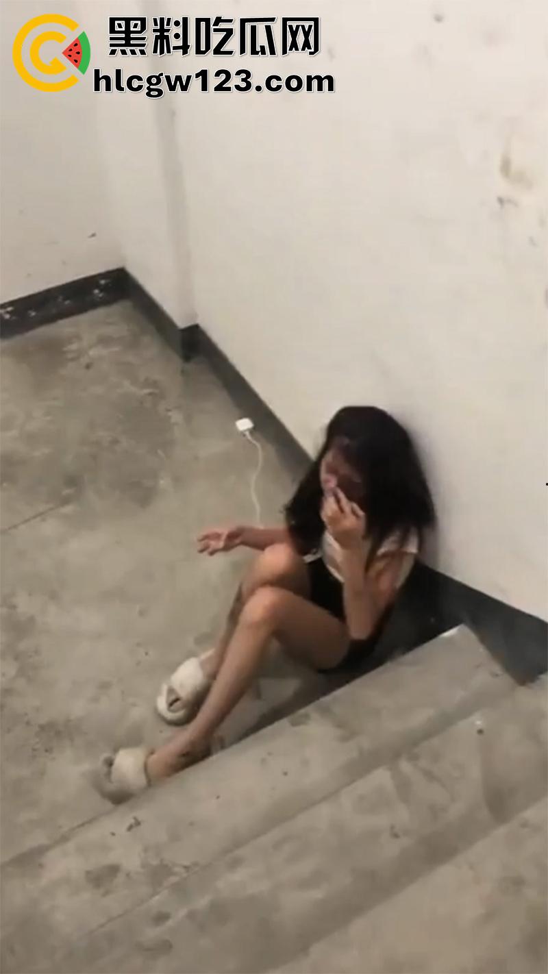 广西柳州精神小妹，带社会青年暴揍闺蜜，拉到楼梯道疯狂群殴，再带回酒店扒光凌辱！  第3张