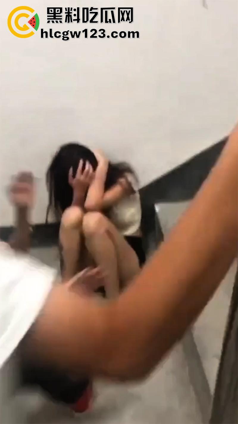 广西柳州精神小妹，带社会青年暴揍闺蜜，拉到楼梯道疯狂群殴，再带回酒店扒光凌辱！  第4张