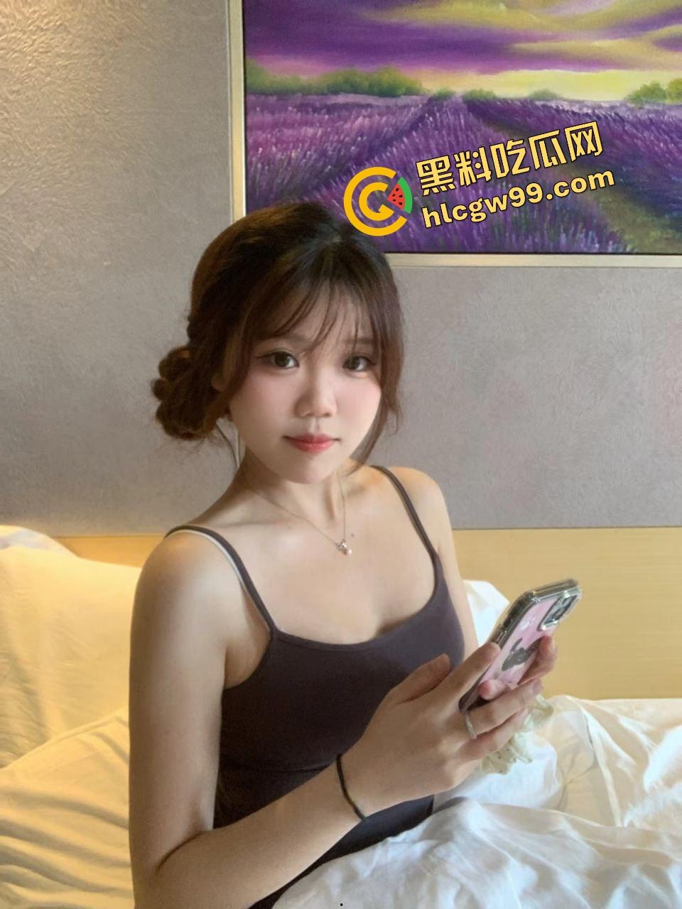 广西高校淫荡反差母狗【胡晓怡】饥渴难耐跑到男友宿舍做爱，当着舍友面直接卧床操逼！独家曝光流出！  第2张