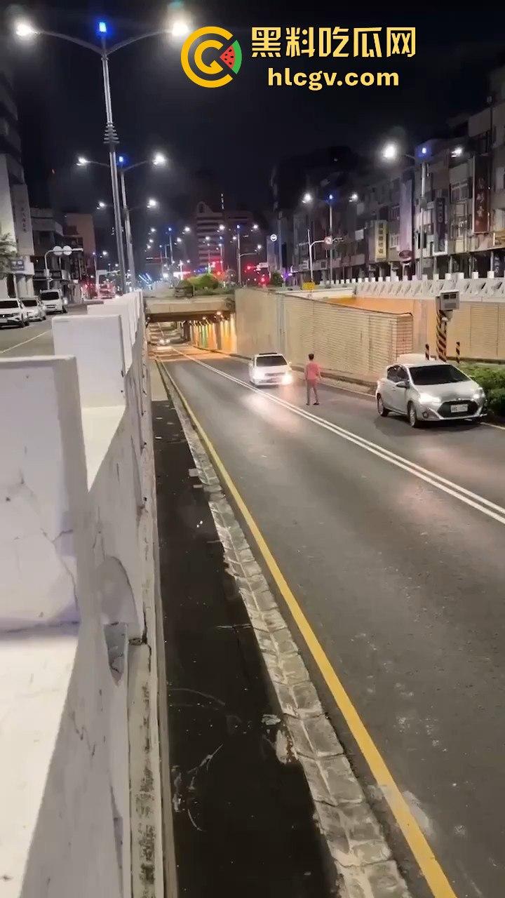 精神大叔作死站路中间，叼烟堵车挑衅！遇上精神小伙直接开揍，魔法果然得用魔法破！  第2张