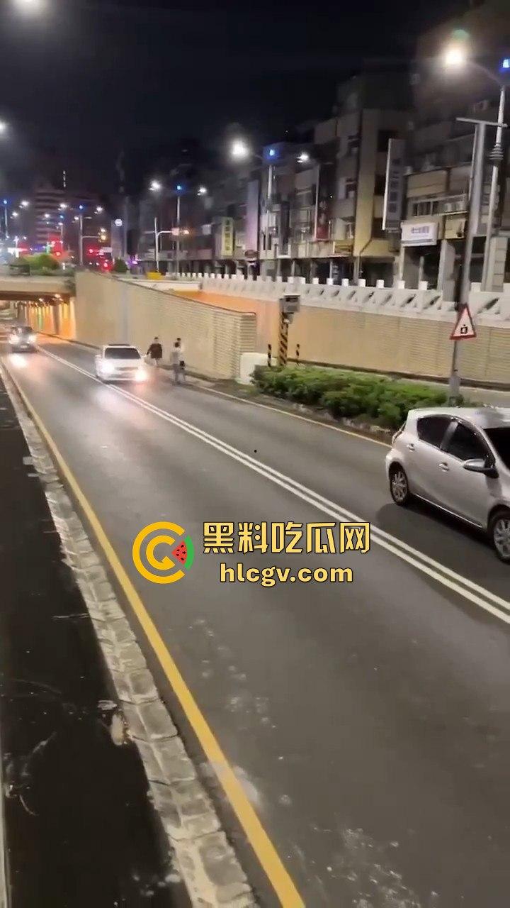 精神大叔作死站路中间，叼烟堵车挑衅！遇上精神小伙直接开揍，魔法果然得用魔法破！  第3张