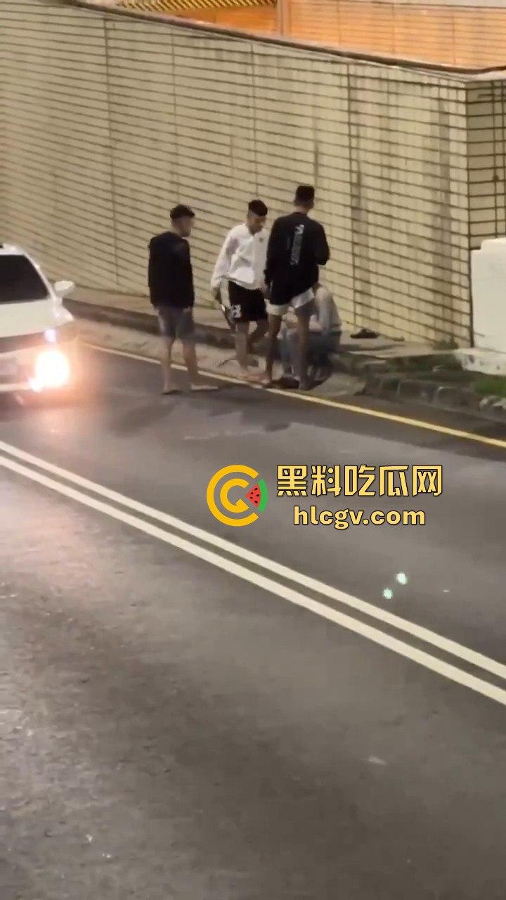 精神大叔作死站路中间，叼烟堵车挑衅！遇上精神小伙直接开揍，魔法果然得用魔法破！  第4张