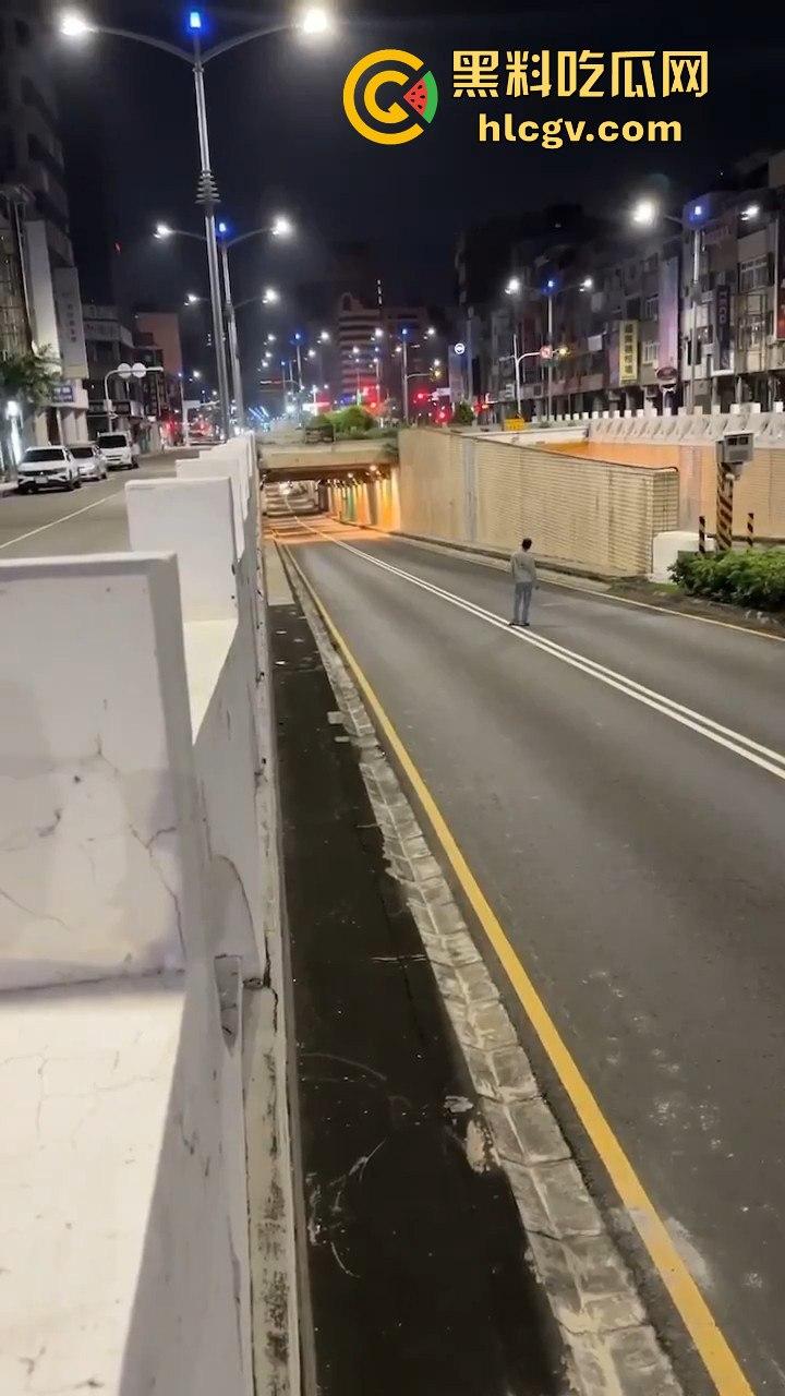 精神大叔作死站路中间，叼烟堵车挑衅！遇上精神小伙直接开揍，魔法果然得用魔法破！  第5张