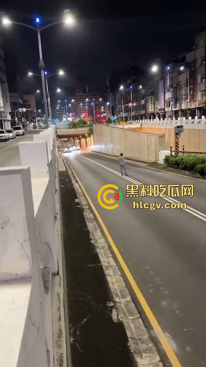 精神大叔作死站路中间，叼烟堵车挑衅！遇上精神小伙直接开揍，魔法果然得用魔法破！  第11张