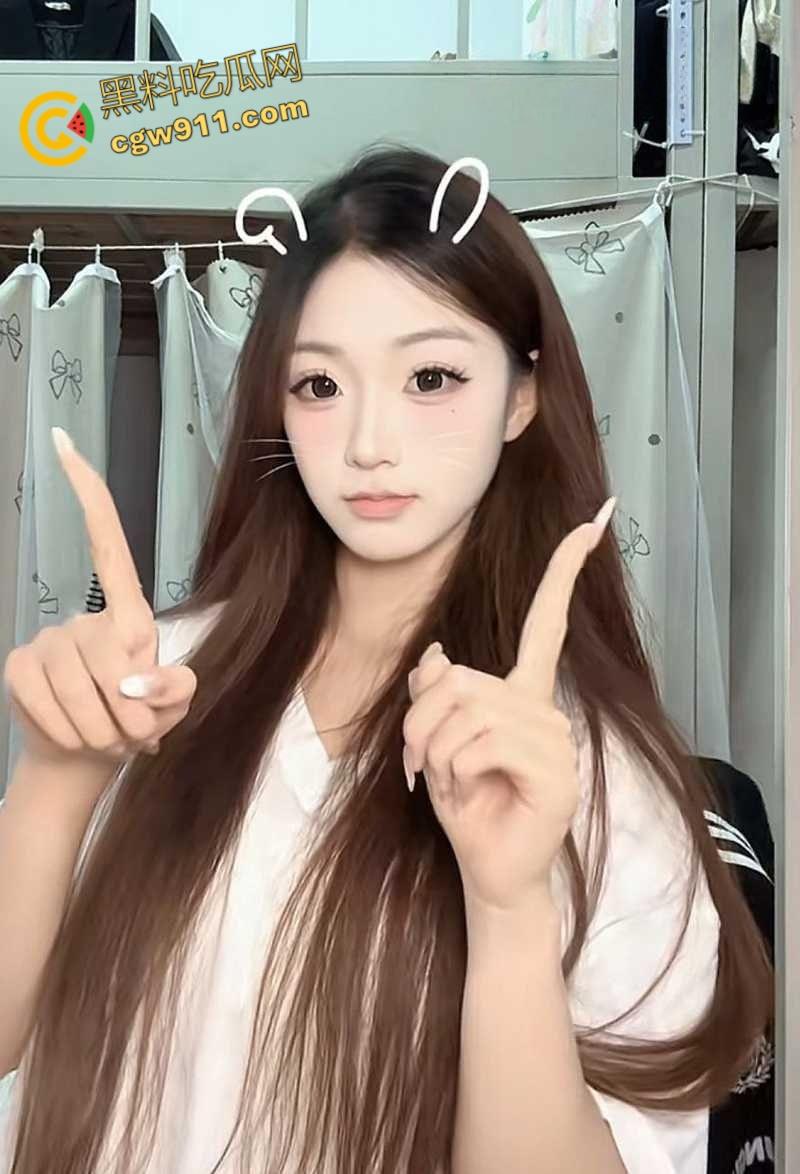 河南师范超美舞蹈生【周彤彤】，情趣蕾丝内裤勾引男友，开档黑丝无套后入，各种体位疯狂爆操！  第1张