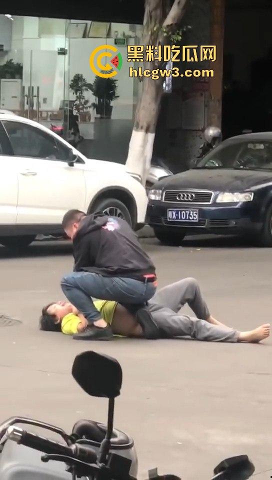 顺德街头武德尽失，黄衣憨憨被揍后不服，扳手砸车泄愤，真就得饶人处且饶怂呗？  第2张