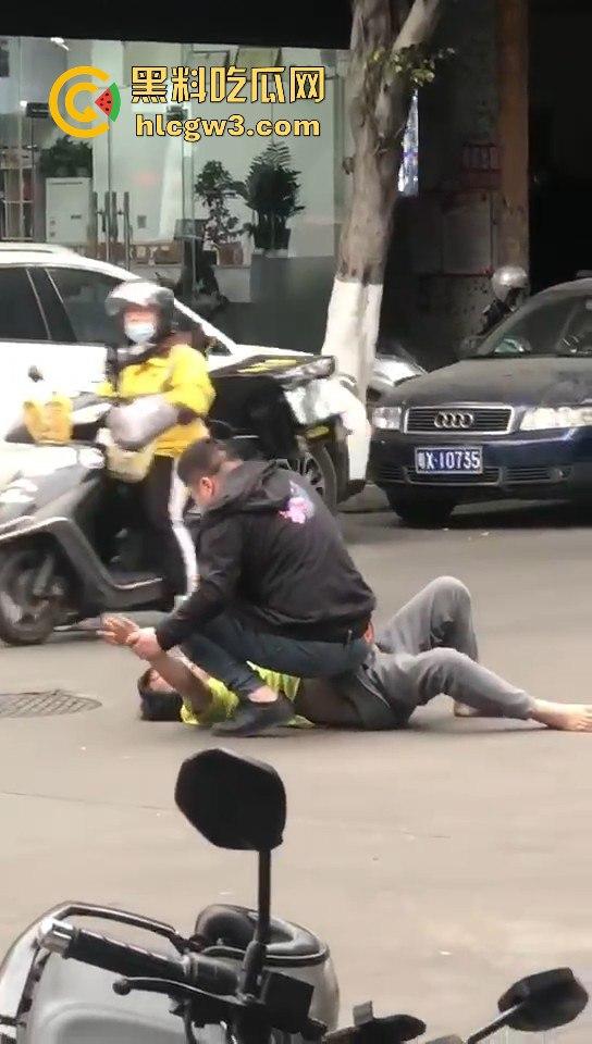 顺德街头武德尽失，黄衣憨憨被揍后不服，扳手砸车泄愤，真就得饶人处且饶怂呗？  第3张