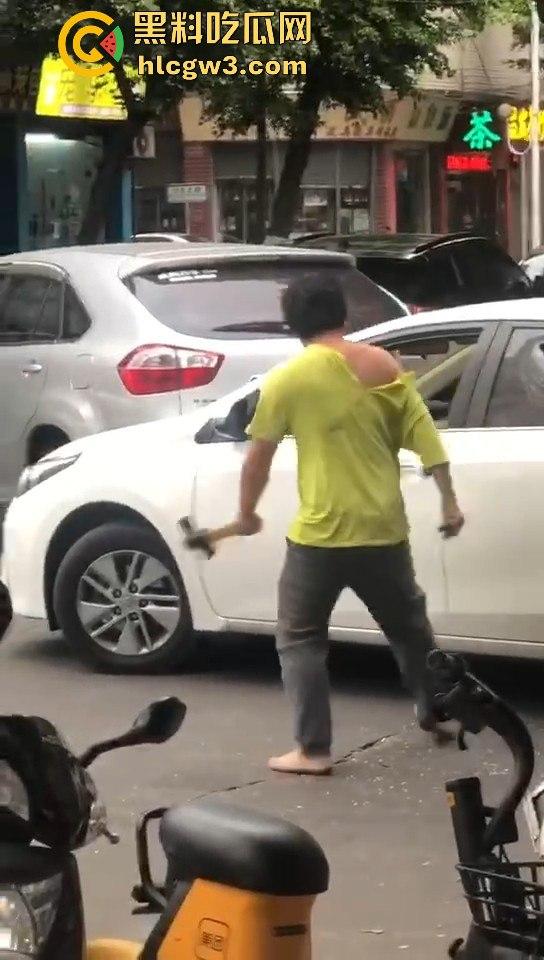 顺德街头武德尽失，黄衣憨憨被揍后不服，扳手砸车泄愤，真就得饶人处且饶怂呗？  第4张