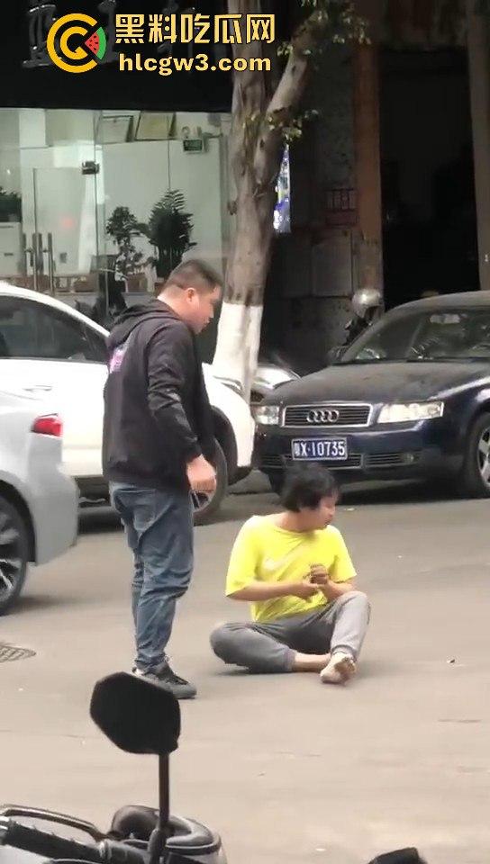 顺德街头武德尽失，黄衣憨憨被揍后不服，扳手砸车泄愤，真就得饶人处且饶怂呗？  第5张