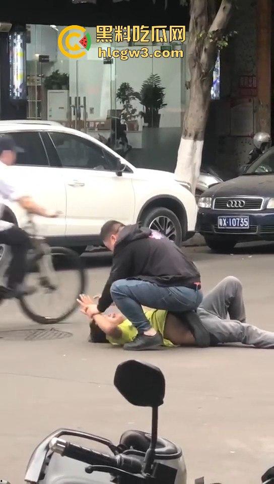 顺德街头武德尽失，黄衣憨憨被揍后不服，扳手砸车泄愤，真就得饶人处且饶怂呗？  第6张