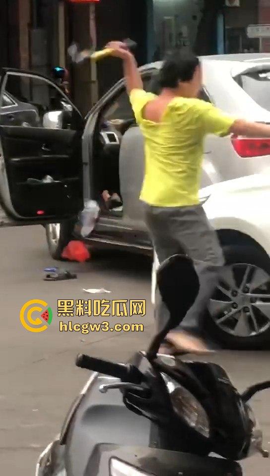 顺德街头武德尽失，黄衣憨憨被揍后不服，扳手砸车泄愤，真就得饶人处且饶怂呗？  第10张