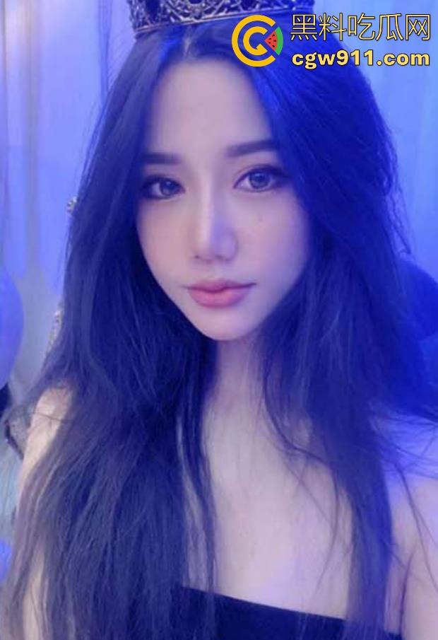 海角乱伦，趁姐姐洗碗的时候，拉下她的红色内裤，扣出水后爆操她，后入推臀无套内射！  第1张