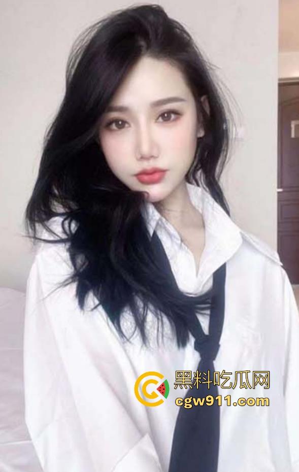 海角乱伦，趁姐姐洗碗的时候，拉下她的红色内裤，扣出水后爆操她，后入推臀无套内射！  第3张