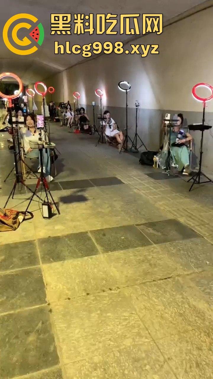 山西网红一条街！南州大桥下全是网红乞丐，美女挤满400多人，乞讨都成产业了！  第1张