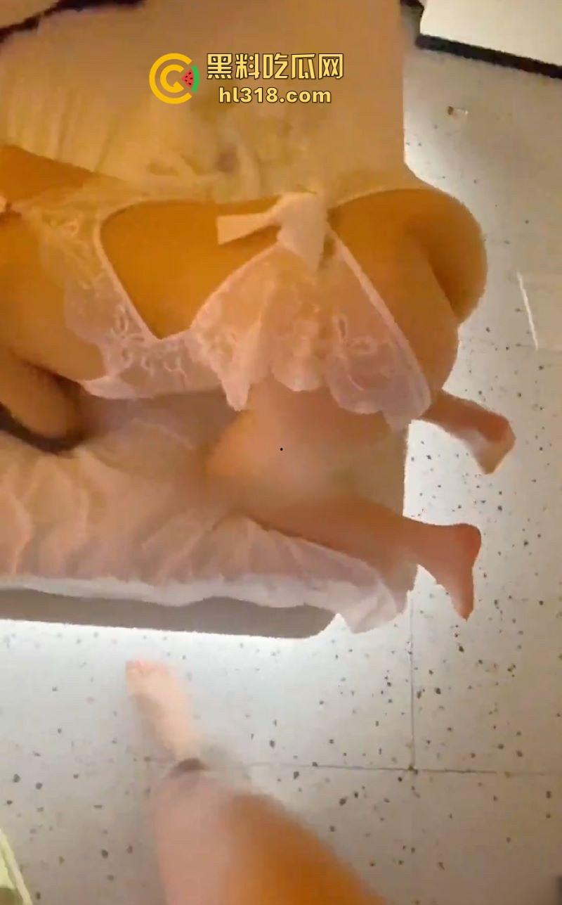 海角乱伦,侄女白丝新战衣挑逗勾引，肛塞调教情无套后入各种爆操打桩，对白极度淫荡！  第6张