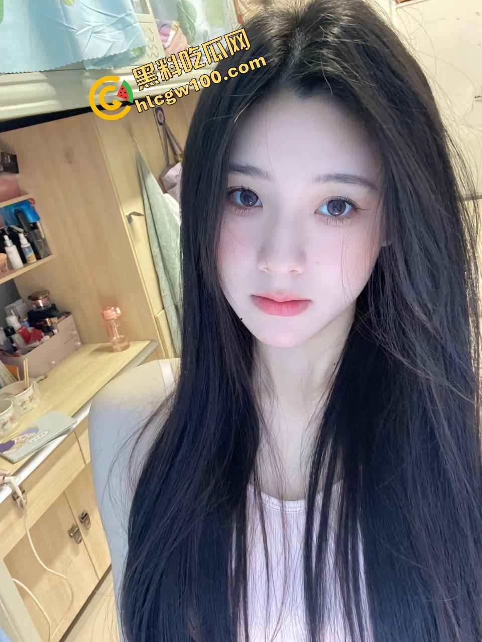 苏州经贸职业反差女大骚鸡【刘静语】本色出演发骚用牙刷自慰，露奶露逼淫荡至极！独家曝光流出！  第1张