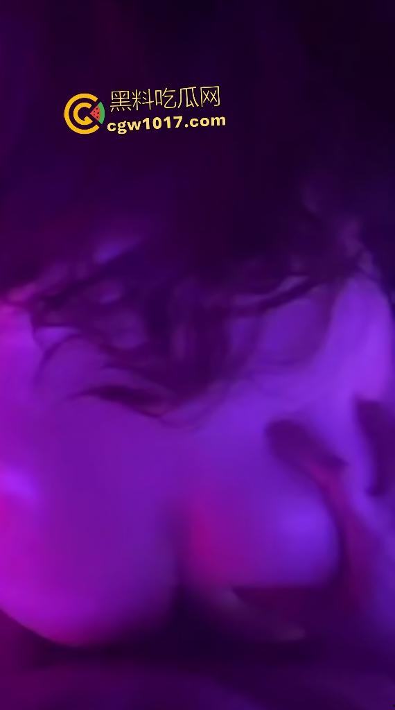 骚包【盯裆猫】夜里毒龙舔肛，后入淫水不够润滑油来凑，白天钻石塞屁眼再，金主累了坐鸡巴骑乘高效榨精！  第2张