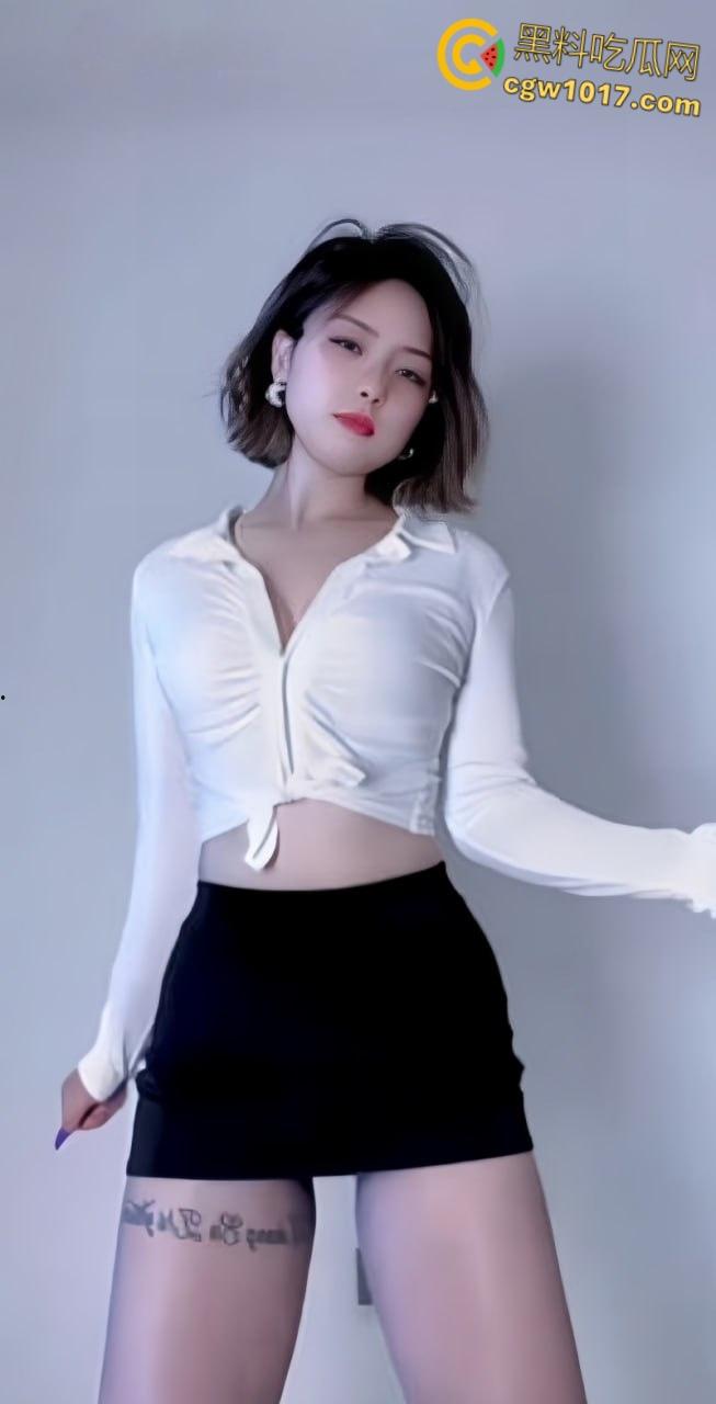 快手少妇眼镜妹【猫儿】，紧身衣骚舞大秀，连体灰丝随着音乐节奏扭动淫体，骆驼趾忽隐忽现挑逗至极！  第4张