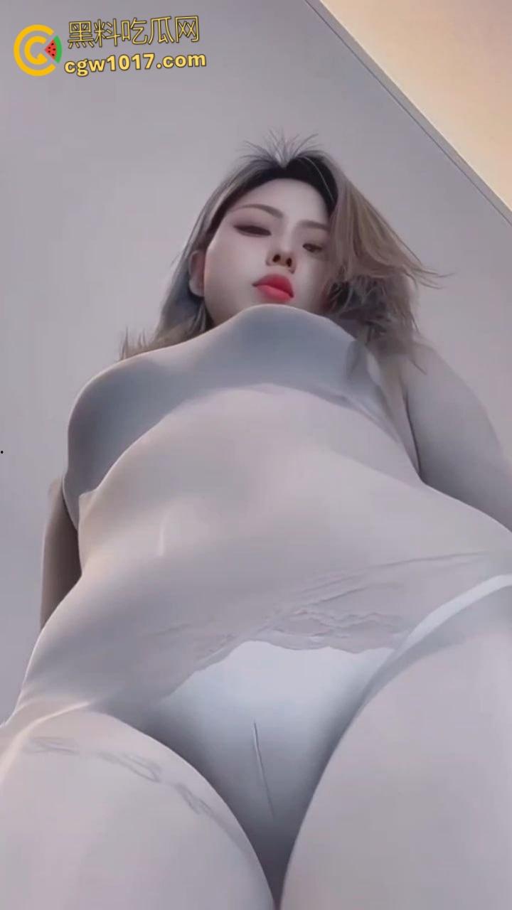 快手少妇眼镜妹【猫儿】，紧身衣骚舞大秀，连体灰丝随着音乐节奏扭动淫体，骆驼趾忽隐忽现挑逗至极！  第6张