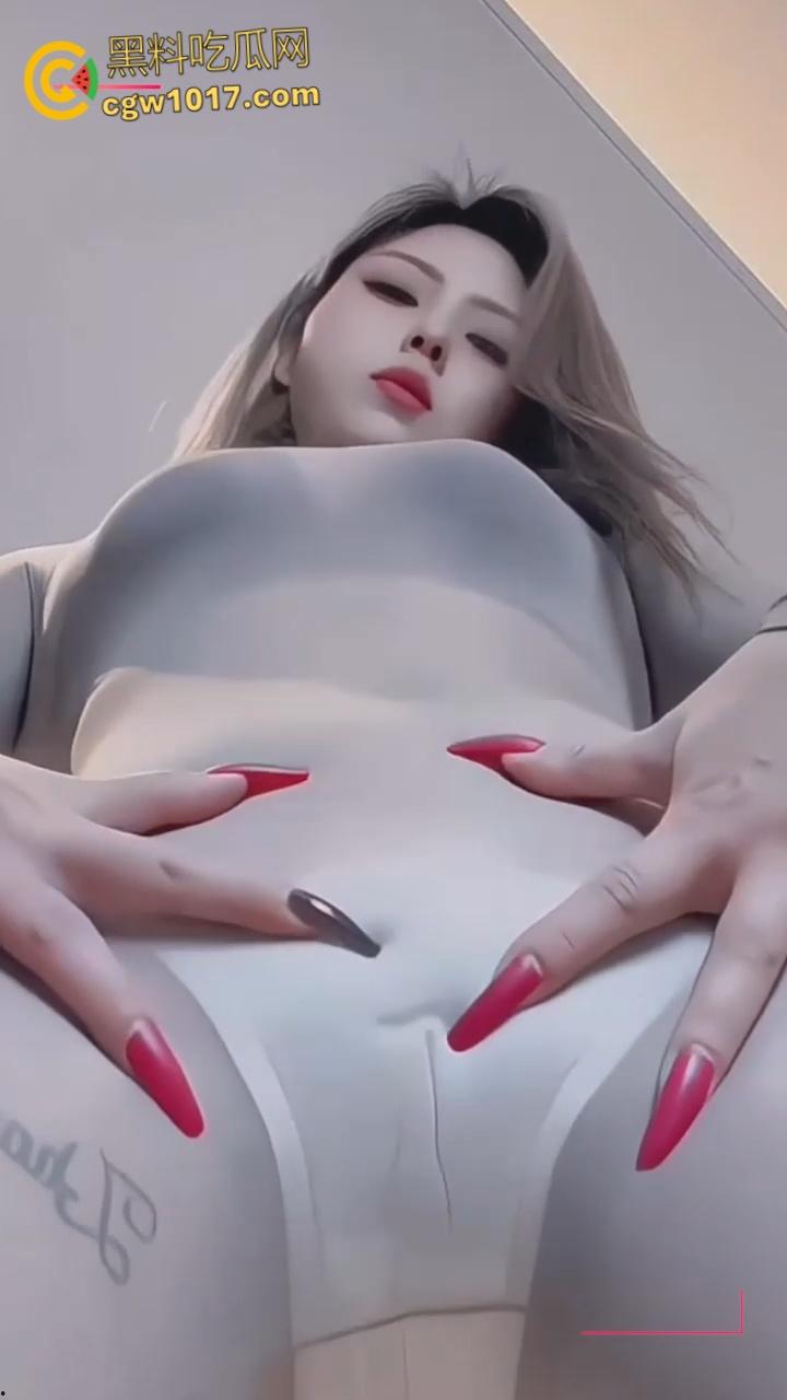 快手少妇眼镜妹【猫儿】，紧身衣骚舞大秀，连体灰丝随着音乐节奏扭动淫体，骆驼趾忽隐忽现挑逗至极！  第7张