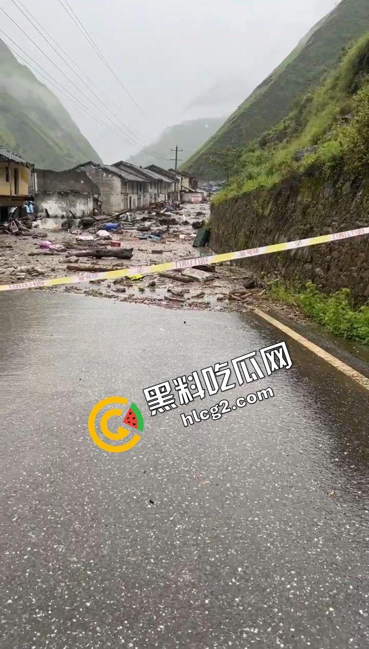 四川阿坝州九寨沟 恶劣天气导致山洪爆发泥石流 现场一片狼藉 消防人员救灾时被冲走！  第8张