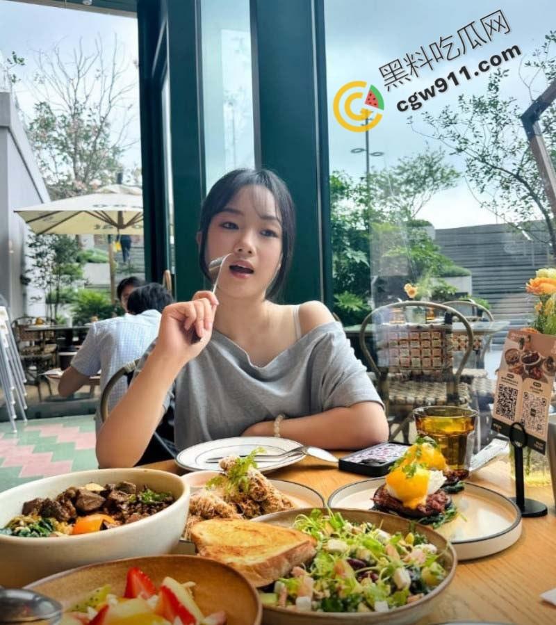 广州清纯学霸【李悦】白天是才女，夜晚化身淫艳女神，被金主无情束缚调教，道具插逼淫荡本性尽情展现  第1张