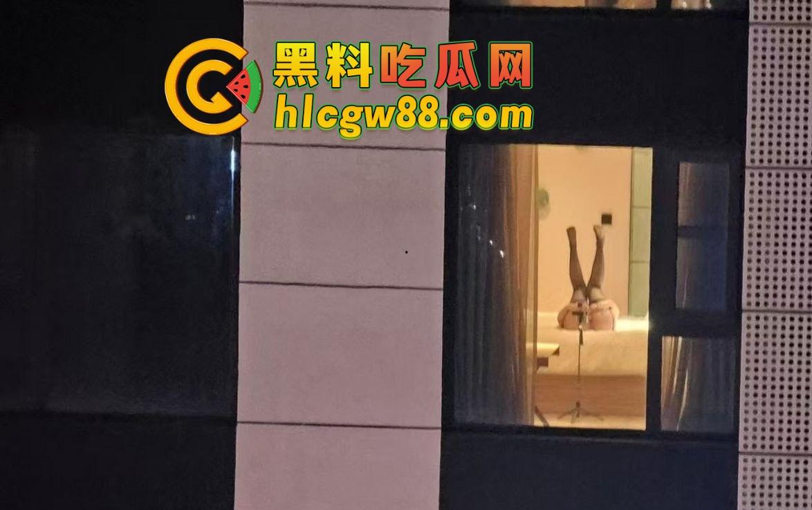 芜湖鸠江区YJ理发店楼上惊现骚操作，大哥一发火箭抖音美女博主『 鱼鱼骨』趴着掰逼自拍，窗帘都不拉！  第7张