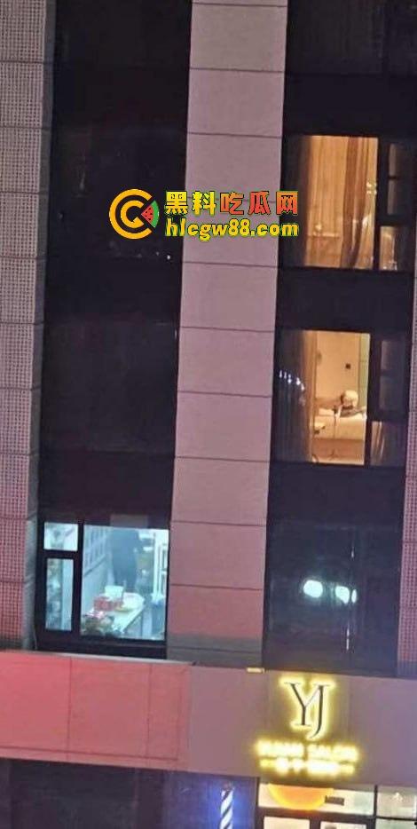 芜湖鸠江区YJ理发店楼上惊现骚操作，大哥一发火箭抖音美女博主『 鱼鱼骨』趴着掰逼自拍，窗帘都不拉！  第8张