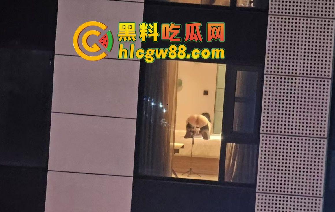芜湖鸠江区YJ理发店楼上惊现骚操作，大哥一发火箭抖音美女博主『 鱼鱼骨』趴着掰逼自拍，窗帘都不拉！  第9张