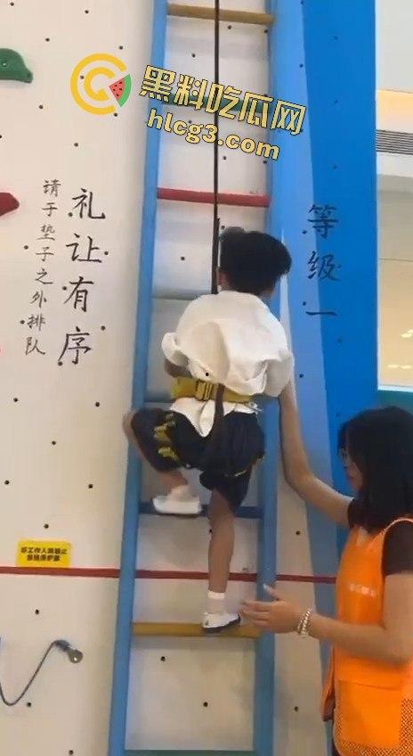 肇庆四会市攀岩小孩掉下来的惊悚瞬间，家长们心碎不已！  第1张