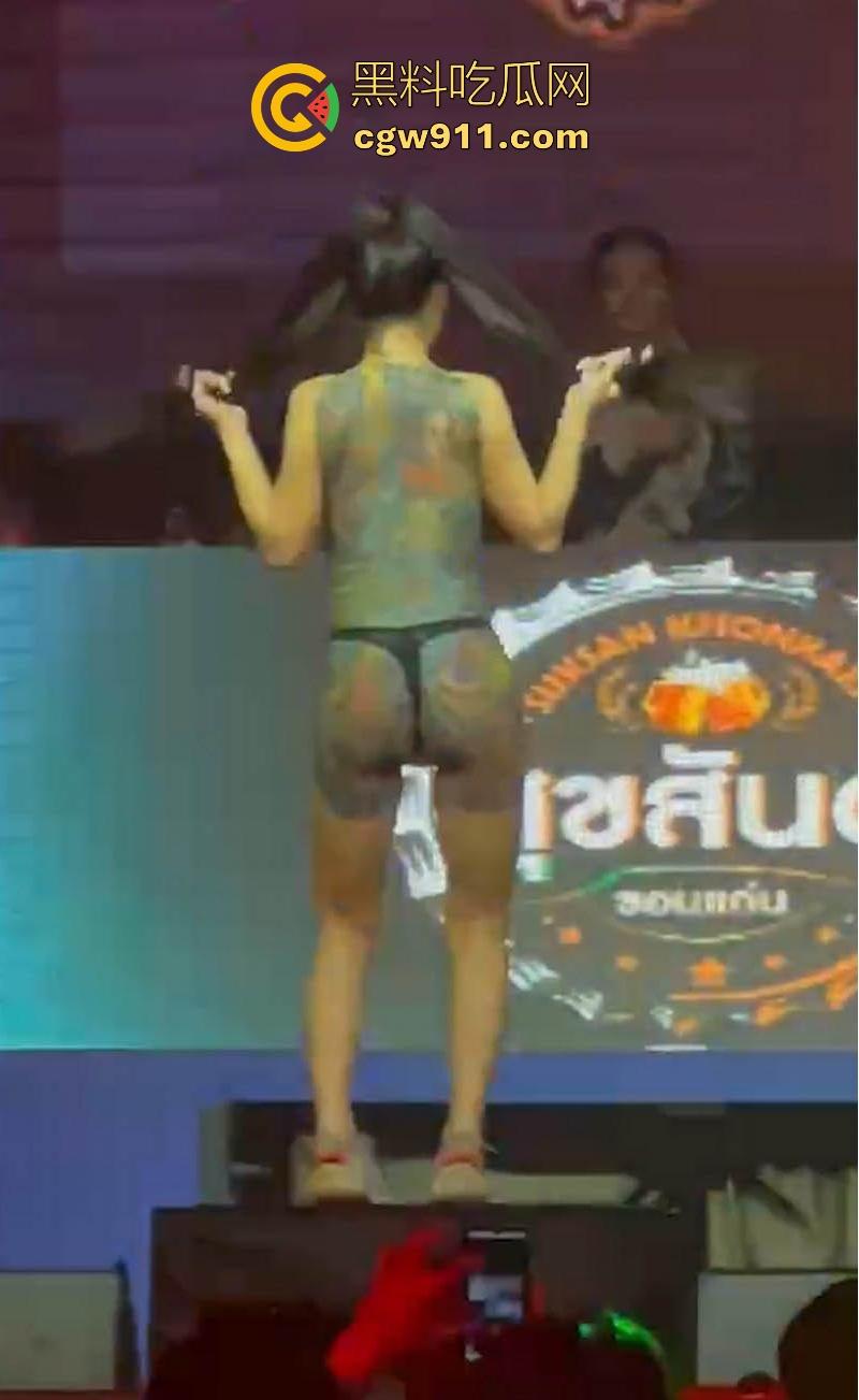 泰国芭提雅变身人间天堂了！Chang Beer啤酒公司举办全裸狂欢节,辣妹模特乳浪臀波摇曳互动,现场粉丝狂欢！  第6张