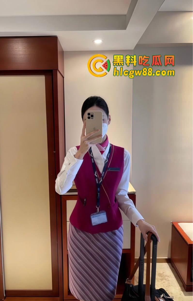 南航空姐『李梅』被大佬调教成空中性奴，飞行前真空服务顾客，航程中厕所抠逼自慰，下机还要穿制服接着干！  第3张